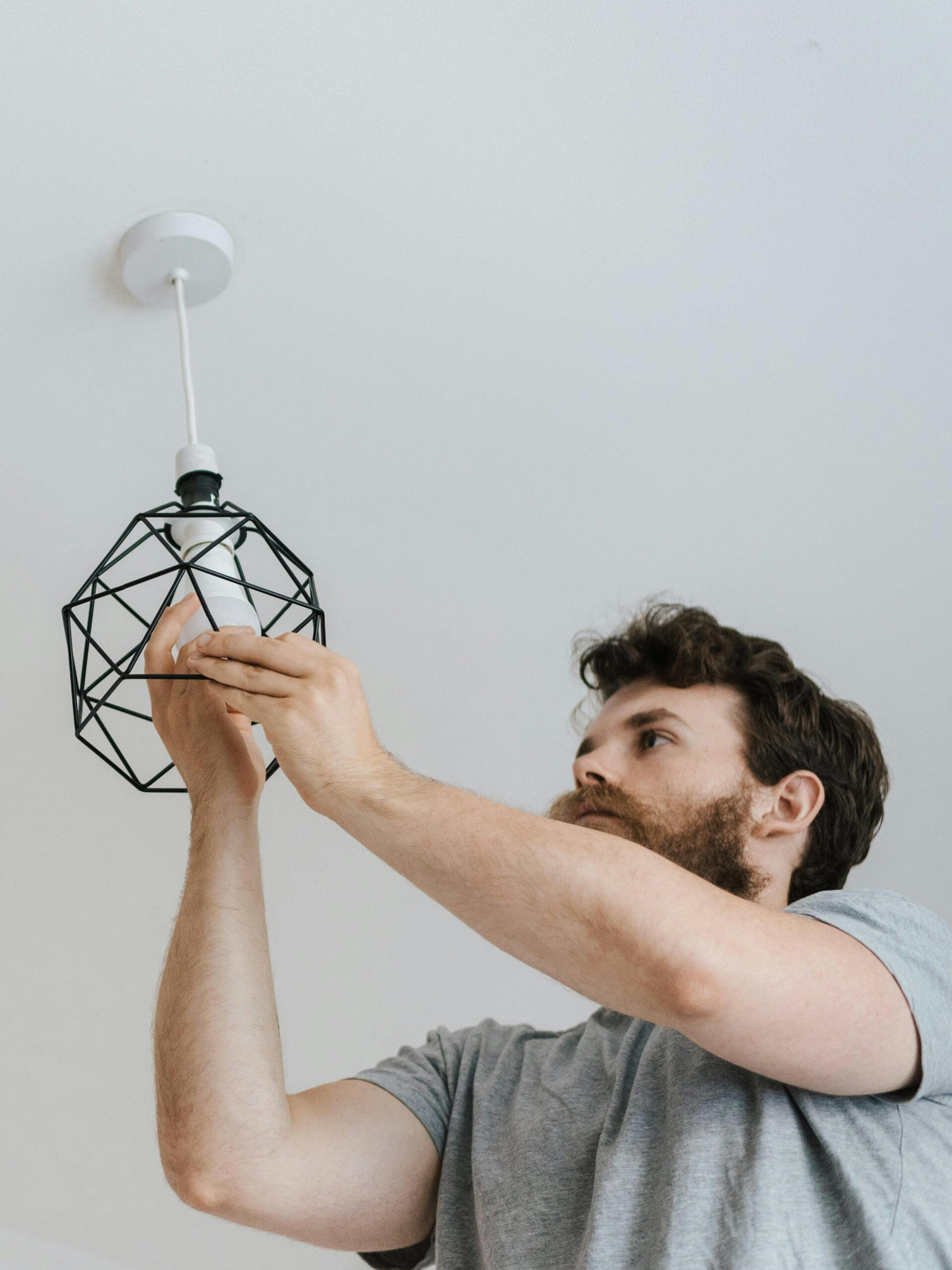 Glühbirne wechseln im Schlafzimmer – Karl & Olaf Handwerker wechselt Glühbirne in Schlafzimmer-Deckenlampe